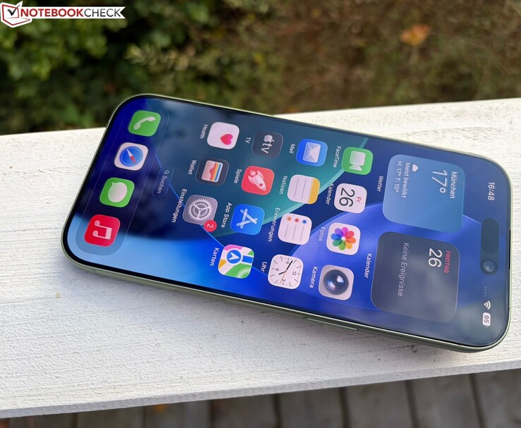 Вид спереди iPhone 17e, демонстрирующий OLED-дисплей и динамический остров (Источник изображения: Notebookcheck)