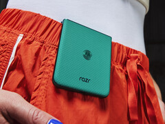 Razr 70 весит 188 г, как и прошлогодняя модель.