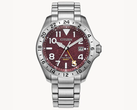 Часы Citizen Promaster Land GMT BJ7150-50W, изображенные на текстурированном белом фоне. (Источник изображения: Citizen US)