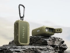 Внешний аккумулятор INIU Outdoor Rugged 10000 оснащён встроенным фонариком с белым и красным светом, гнездом для штатива и клипсой.