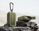 Внешний аккумулятор INIU Outdoor Rugged 10000 оснащён встроенным фонариком с белым и красным светом, гнездом для штатива и клипсой.