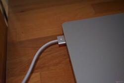 Коннектор MagSafe оснащен индикатором состояния батареи