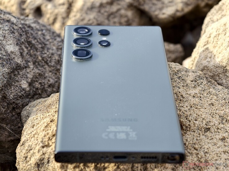 Немного устаревший: Модель Galaxy S23 Ultra была последним флагманом Samsung с настоящим 10-кратным телеобъективом.