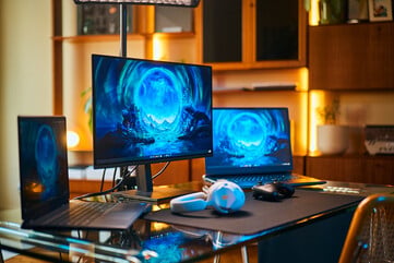 Бюджетный вариант: Модель Alienware AW2726DM обеспечивает яркий контраст QD-OLED и частоту обновления 240 Гц по значительно более низкой цене, предлага