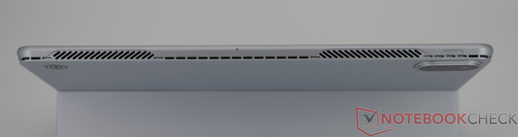 Вверху: отверстия для вентилятора, кнопка питания