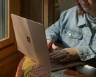 Источник изображения: Человек, использующий ноутбук Microsoft Surface у окна (Источник изображения: Surface на Unsplash)
