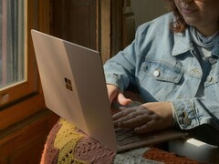 Источник изображения: Человек, использующий ноутбук Microsoft Surface у окна (Источник изображения: Surface на Unsplash)
