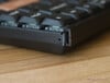 Деревянные боковые рейки вкручиваются непосредственно в пластик, что может привести к срыву резьбы в случае чрезмерного затягивания