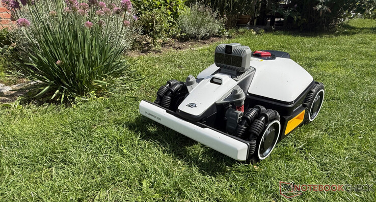 Luba Mini с LiDAR-навигацией во время кошения