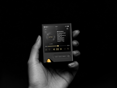 Onix Tocata XM2 DAP, изображенный в руке на черном фоне. (Источник изображения: Onix)