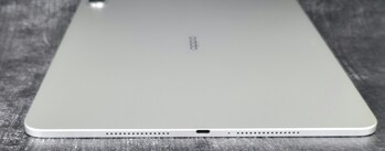 Справа: Громкоговоритель, порт USB 3.2 Gen1 Type-C, микрофон, громкоговоритель