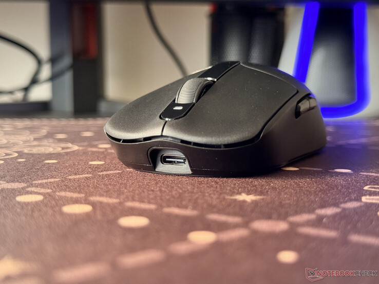 Dash Ultra подзаряжается через порт Type C, расположенный на передней панели