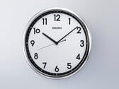 Настенные кварцевые часы Seiko KX701S в стиле ретро с серебристой рамкой и контрастным черно-белым циферблатом.