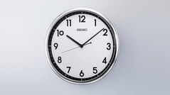 Настенные кварцевые часы Seiko KX701S в стиле ретро с серебристой рамкой и контрастным черно-белым циферблатом.