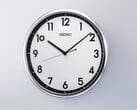 Настенные кварцевые часы Seiko KX701S в стиле ретро с серебристой рамкой и контрастным черно-белым циферблатом.