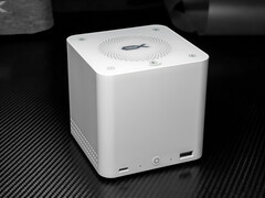 Beelink Mate Pro имеет компактный форм-фактор. На рисунке: фотография, показывающая вид док-станции спереди.