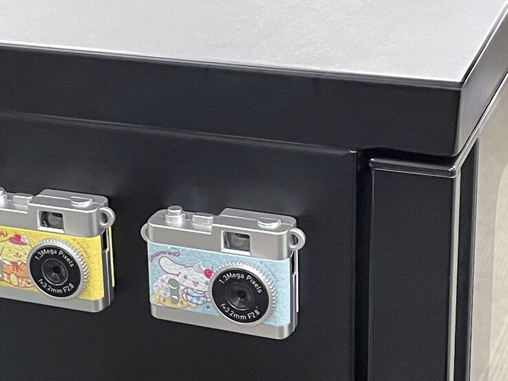 Игрушечный фотоаппарат Kenko Tokina Pieni II поставляется с магнитом на задней панели. (Источник изображения: Kenko Tokina)