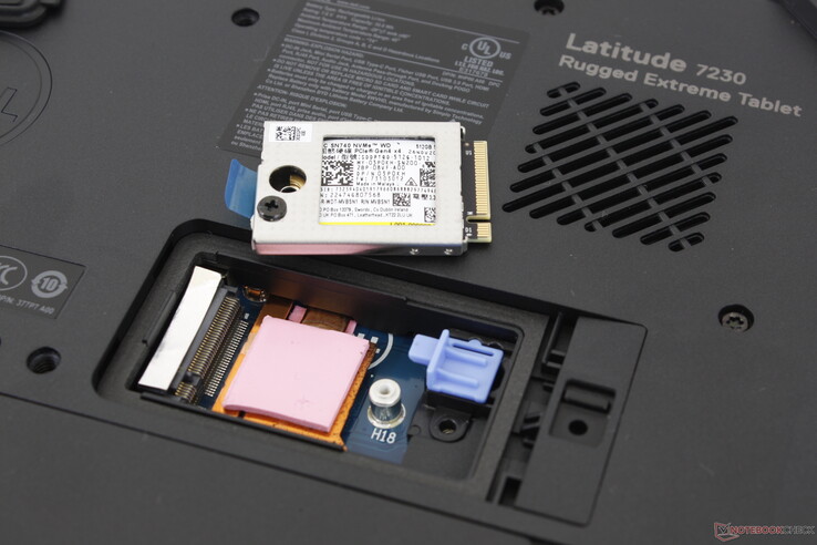 Заменяемый SSD (M.2, PCI-Express 4, 22 на 30 мм). И поверх него, и под низом есть небольшие термопроводящие элементы