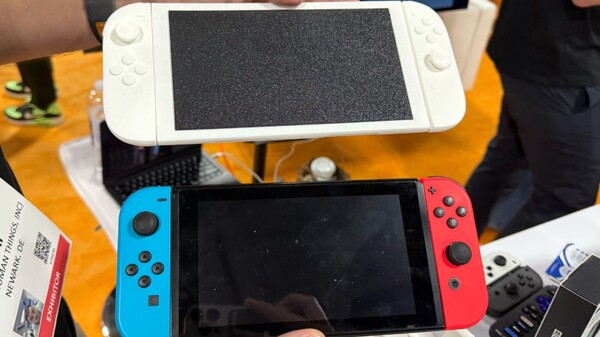 3D-печатный макет Switch 2 от Genki рядом с оригинальным Switch (Источник изображения: Numerama)