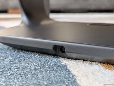 Порт адаптера переменного тока находится на основании...