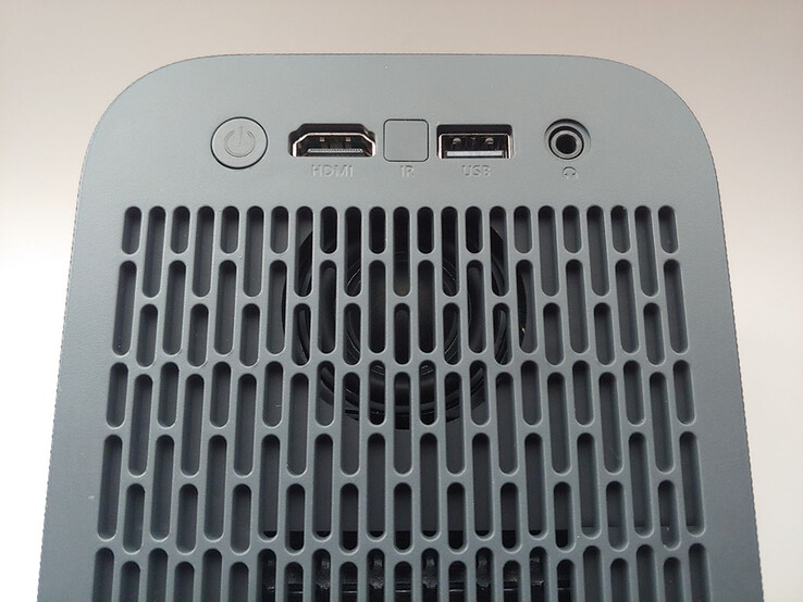 Расположенный сзади 8-ваттный динамик звучит немного чище, если слушать его сзади проектора, чем спереди. (Источник изображения: Notebookcheck)