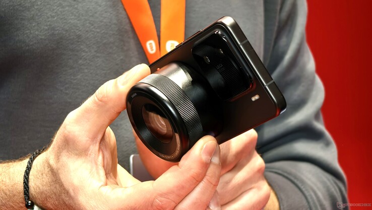 Компания Xiaomi может использовать свой опыт работы с магнитной оптической системой, полученный этой весной, в модели Xiaomi 17 Ultra. (Источник изображения: Александр Фагот, Notebookcheck)