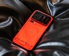 Глобальный Xiaomi 18 Pro (Max) не будет доступен в Европе в прозрачном красном исполнении, однако вместо него можно ожидать другой оттенок красного.