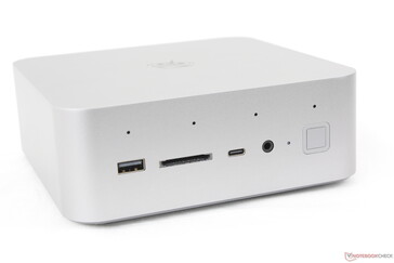 Спереди: USB-A 3.0 (10 Гбит/с), SD-ридер, USB-C (10 Гбит/с), гарнитура 3,5 мм, кнопка питания по отпечатку пальца, четырехместный микрофон