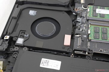 Слот PCIe4 M.2 2280 с надписью 'SSD1' расположен на вершине одного из вентиляторов