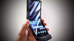 Galaxy Z Flip будет выполнен в форм-факторе аналогичном к Motorola RAZR. (Источник: CNET)