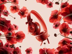 Специальное издание наушников Beats Solo 4 Jennie представлено в яркой красной расцветке Ruby Red. (Источник изображения: Beats by Dre)