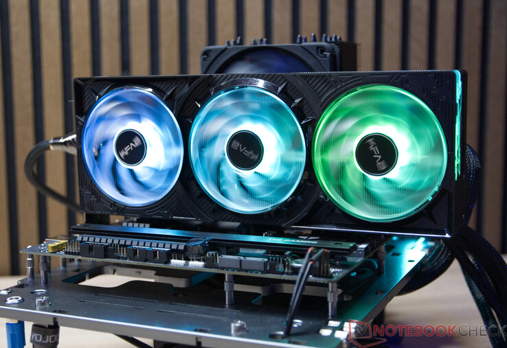 KFA2 GeForce RTX 5070 Ti 1-Click OC во время теста на шумовыделение с открытой установкой