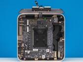 Внутренний вид мини-ПК Beelink GTR9 Pro, демонстрирующий парокамерную систему охлаждения с двумя вентиляторами и расположение материнской платы (Источник изображения: ServeTheHome через YouTube)