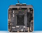Внутренний вид мини-ПК Beelink GTR9 Pro, демонстрирующий парокамерную систему охлаждения с двумя вентиляторами и расположение материнской платы (Источник изображения: ServeTheHome через YouTube)