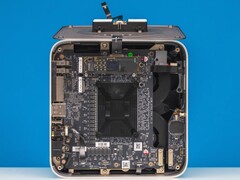 Внутренний вид мини-ПК Beelink GTR9 Pro, демонстрирующий парокамерную систему охлаждения с двумя вентиляторами и расположение материнской платы (Источник изображения: ServeTheHome через YouTube)