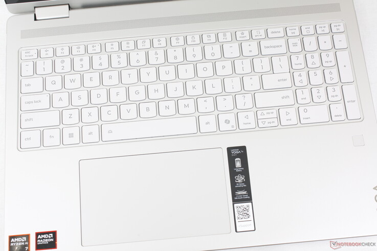 Впечатления от набора текста такие же, как и от оригинальной модели 2023. Шрифт на клавиатуре лучше контрастирует с серым цветом, а не с серебристым