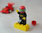 Изображение, показывающее фигурку LEGO и гоночный автомобиль. (Источник изображения: 2Technology - Pixabay)