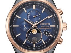 Крупный план часов Citizen BY1036-53L Eco-Drive с индикатором фаз Луны: синий циферблат, безель цвета розового золота, черный корпус из нержавеющей стали, аналоговый индикатор фаз Луны в положении «6 часов»