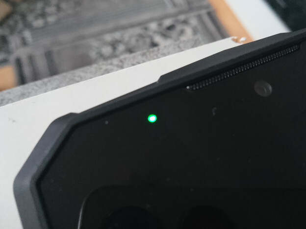 Doogee Fire 7 Pro - индикатор уведомлений. (Источник изображения: Сергей Тарасов - Notebookcheck)