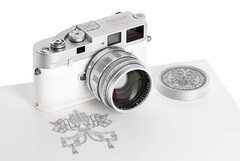 Leica &#039;Pope Francis&#039; M-A 35mm rangefinder - это единственная копия этой классической полностью механической пленочной камеры. (Источник изображения: Leica)