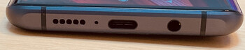 Нижняя грань: динамик, микрофон, порт USB-C, аудио разъем