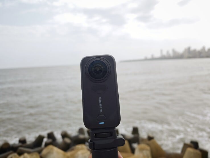 Камера Insta360 X6 оснащена двумя специально разработанными квадратными датчиками Sony размером 1/1,1 дюйма