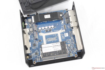 Внутреннее устройство NucBox K12. Съемная карта M.2 WLAN располагается под основным SSD