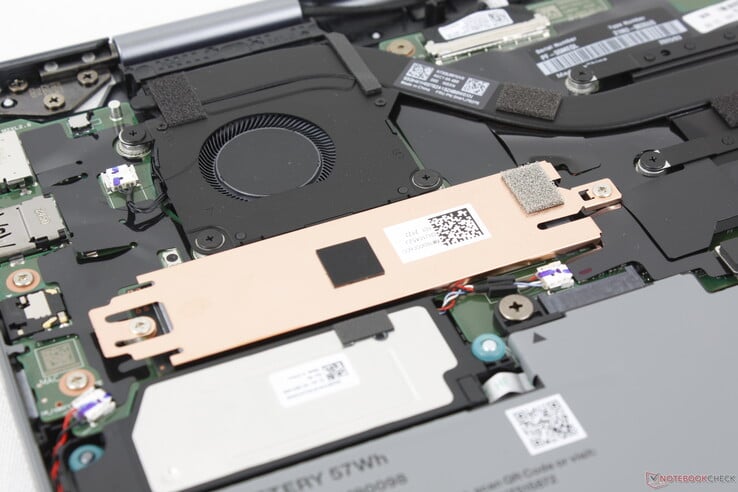 Основной M.2 SSD поставляется с собственным теплораспределителем
