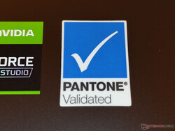Наклейка сертификации Pantone у Vivobook Pro 16X OLED