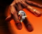 Человек, носящий на пальце серебристые умные часы-кольцо Casio CRW-H001M-8, демонстрирует их компактный цифровой дисплей и металлический корпус.
