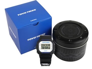 Часы Casio G-Shock DW5600TT25-1 представлены в синей коробке Toyo Tires и металлической жестянке, изготовленной на заказ.