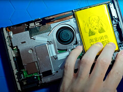 Nintendo Switch 2 с установленным аккумулятором стороннего производителя емкостью 8 000 мАч. (Источник изображения: Naga)