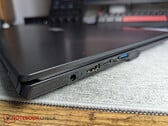 Ноутбук с цилиндрическим разъёмом рядом с двумя портами USB-C