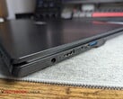 Ноутбук с цилиндрическим разъёмом рядом с двумя портами USB-C